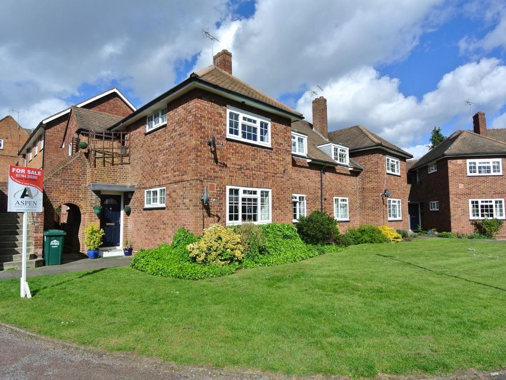 2 bed for sale in Elmcroft Drive, Ashford TW15, £330,000