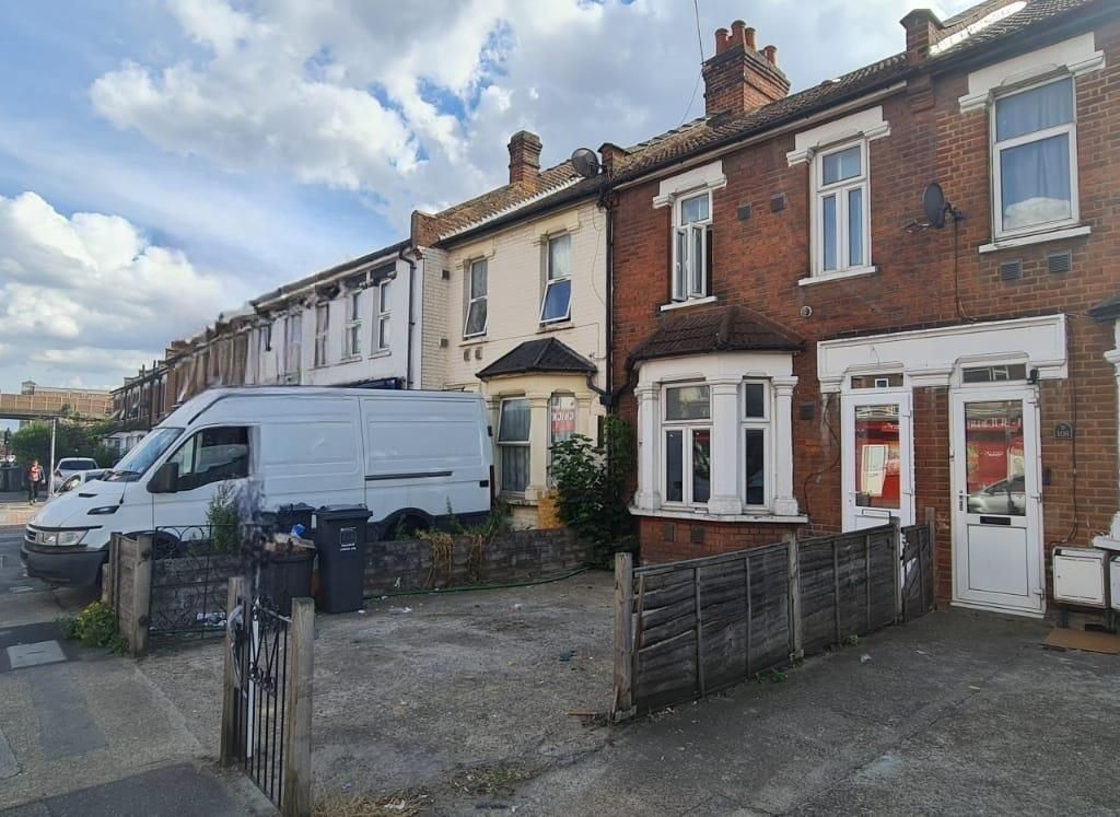 3 bed terraced house for sale in Kingsley Road, Hounslow TW3, £470,000