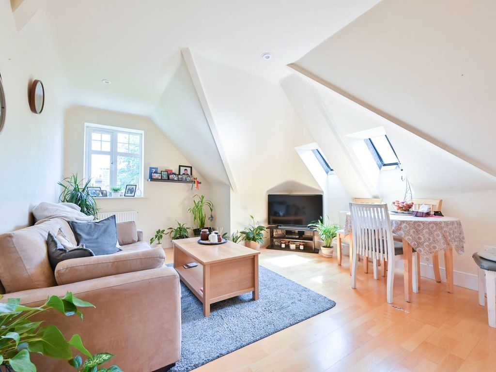 2 bed flat for sale in Addlestone Park, Addlestone KT15 Zoopla