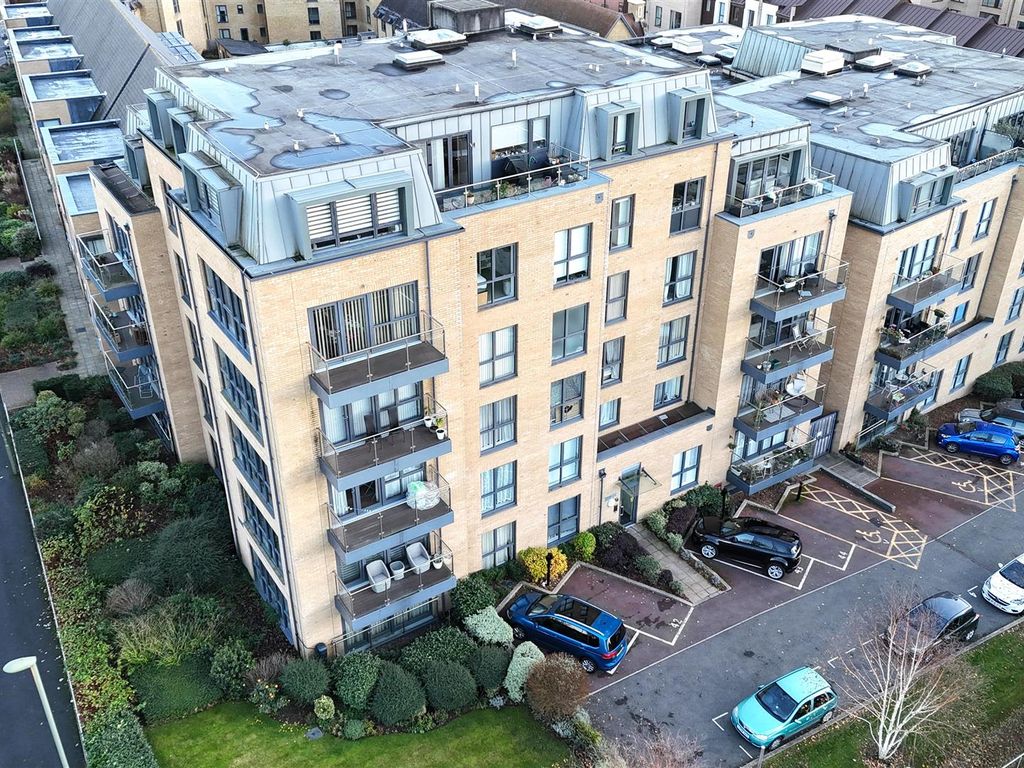 2 bed flat to rent in Vistas Point, Inglis Way, Mill Hill NW7, £2,400