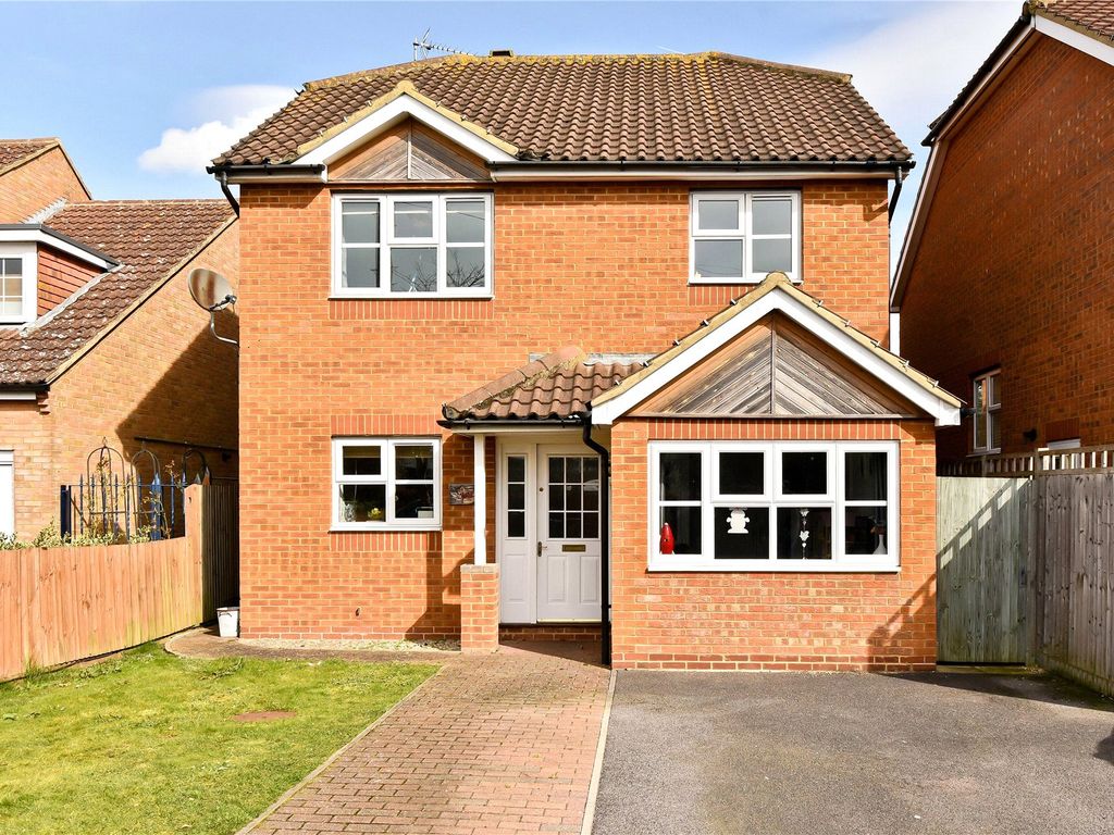 3 bed detached house for sale in Stroud Farm Road, Holyport, Maidenhead