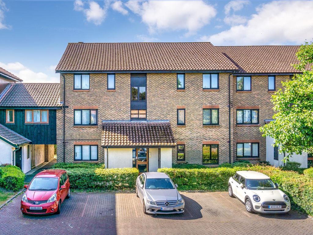 2 bed flat to rent in Whitecroft, Horley RH6, £1,175 pcm Zoopla