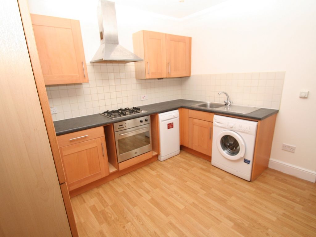 2 bed flat to rent in Yew Tree Road, Southborough, Tunbridge Wells TN4