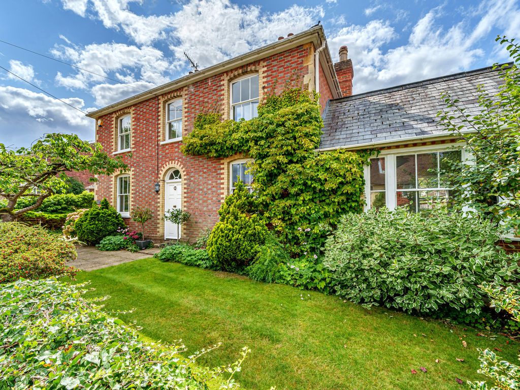 4 bed detached house for sale in New Road, Milford, Godalming GU8, £