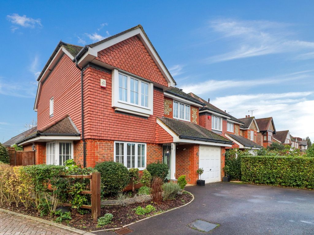 4 bed detached house for sale in Cedar Close, Chesham, Buckinghamshire