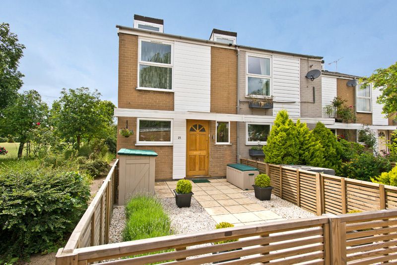2 bed end terrace house for sale in Willmore End, Wimbledon, London