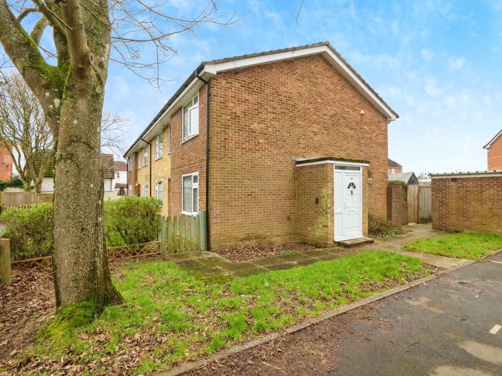 2 bed for sale in Mountbatten Avenue, Romsey, Hampshire SO51