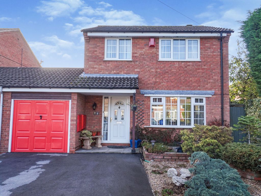3 bed linkdetached house for sale in The Moor, Walmley, Sutton