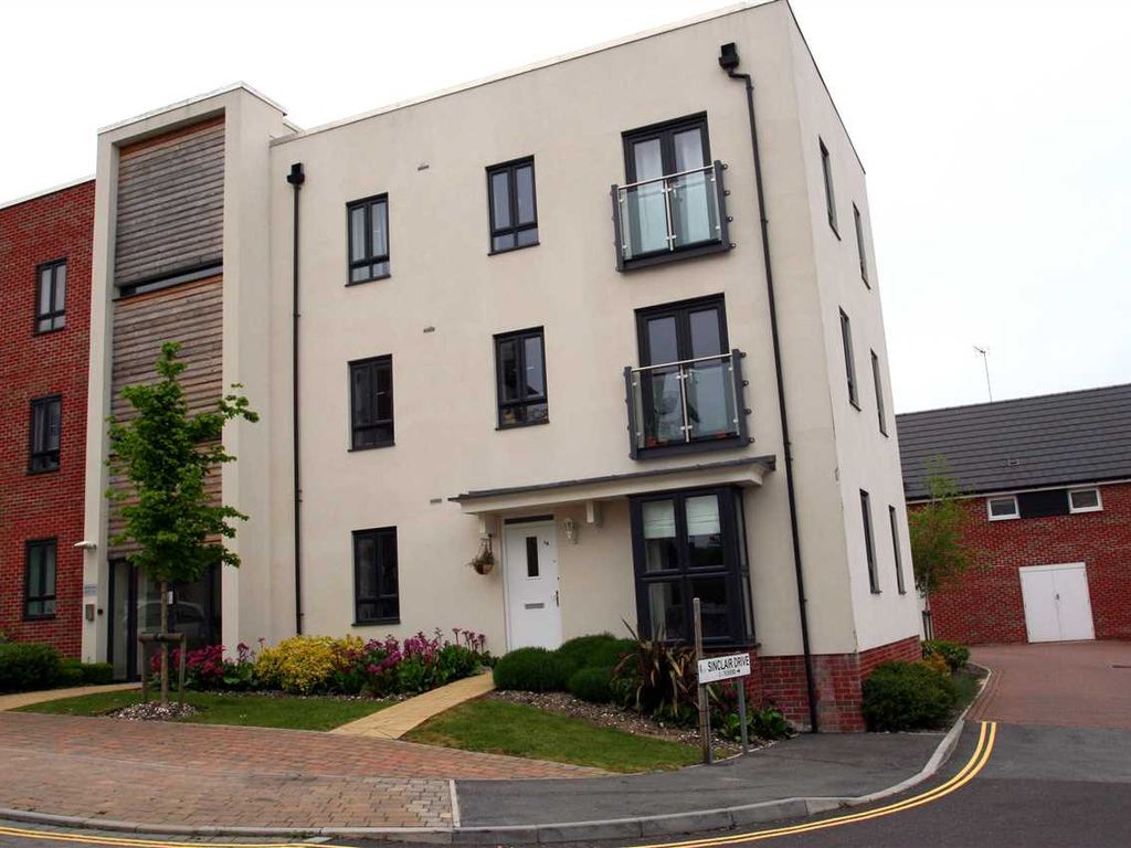 2 bed flat to rent in Sinclair Drive, Town Centre, Basingstoke, Hants