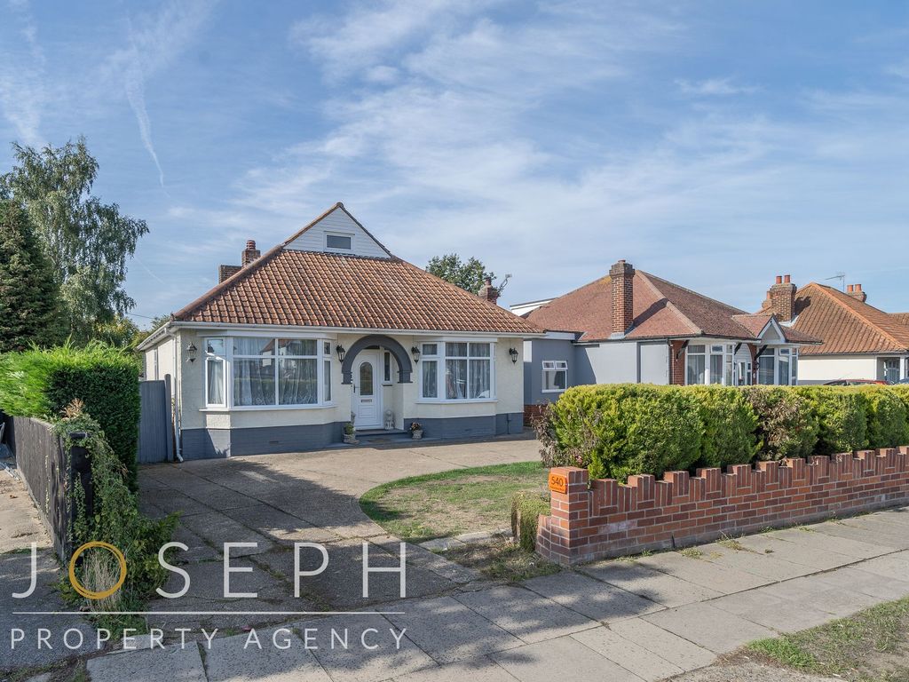 3 bed detached bungalow for sale in Felixstowe Road, Ipswich IP3, £425,000 Zoopla