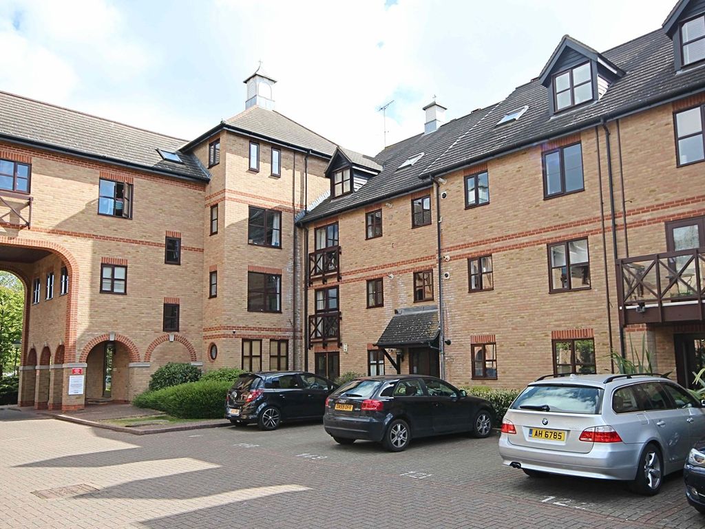 2 bed flat to rent in Sheering Mill Lane, Sawbridgeworth CM21, £1,250