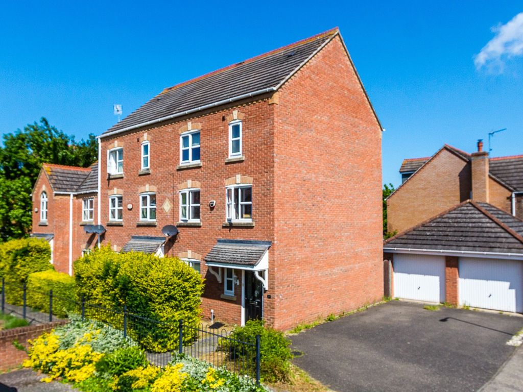 4 bed end terrace house for sale in Roman Way, Higham Ferrers, Rushden