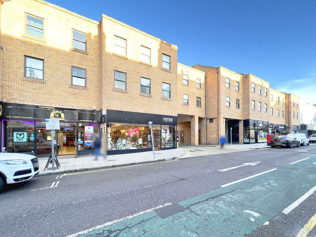 2 bed flat to rent in Fife Road, Kingston Upon Thames KT1, £1,850 pcm