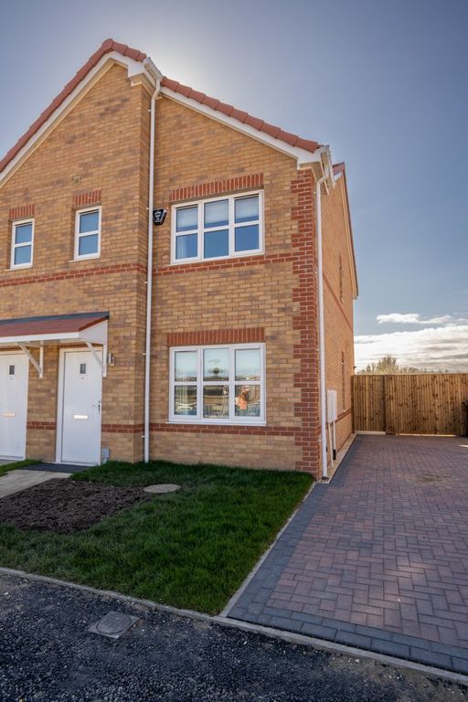 4 bed end terrace house for sale in The Marquess, Womersley Road