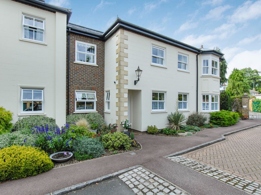 2 bed flat for sale in St. Judes Close, Englefield Green, Egham TW20