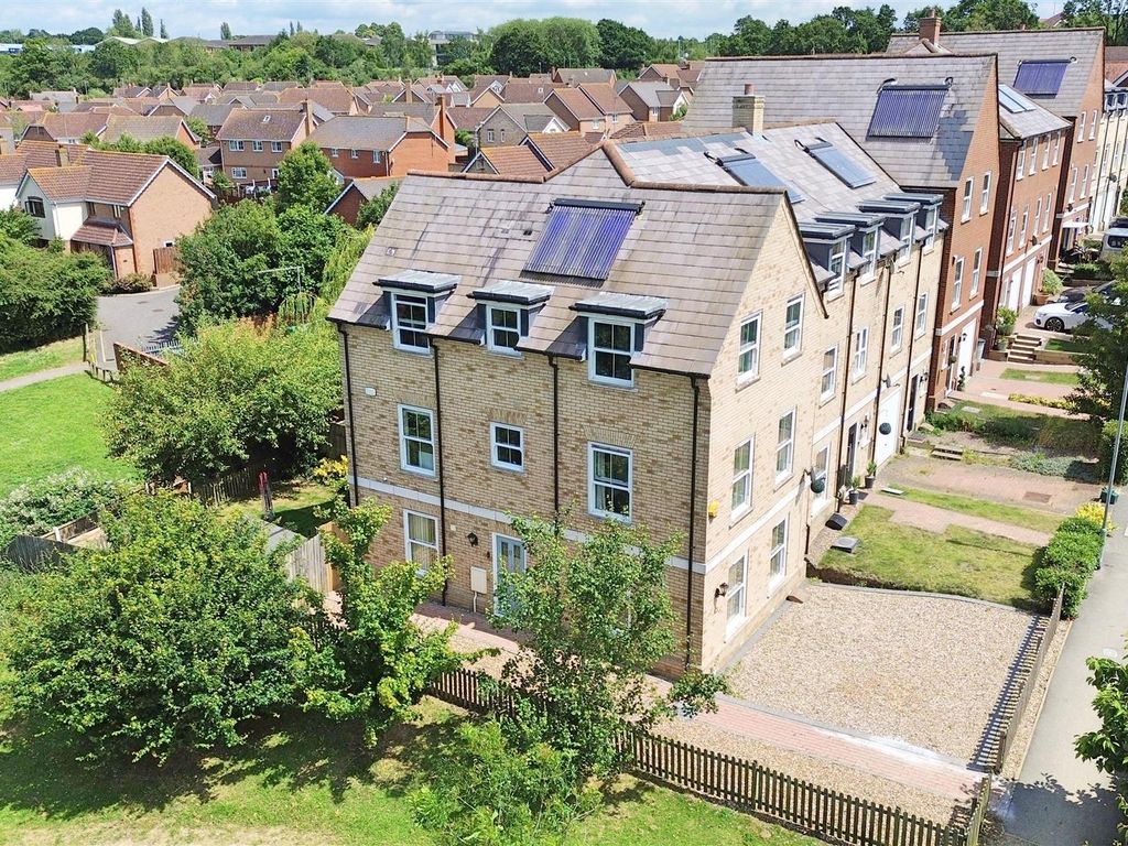 5 bed link detached house for sale in Woodrush Close, Braintree CM7, £