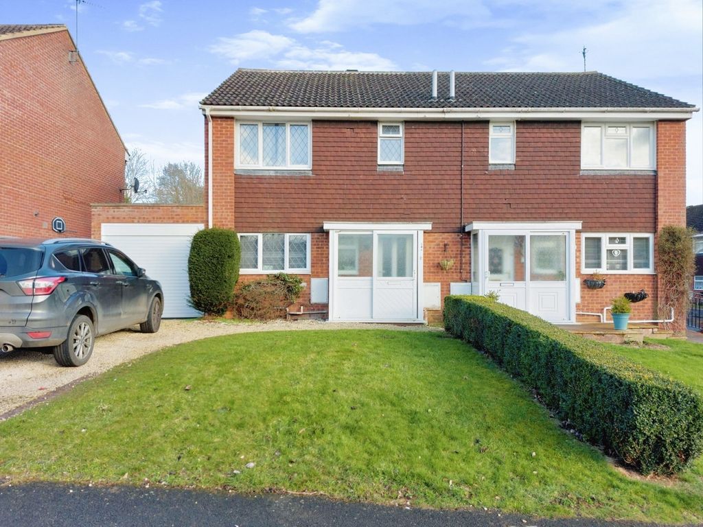 3 bed semidetached house to rent in Sussex Drive, Banbury, Oxfordshire
