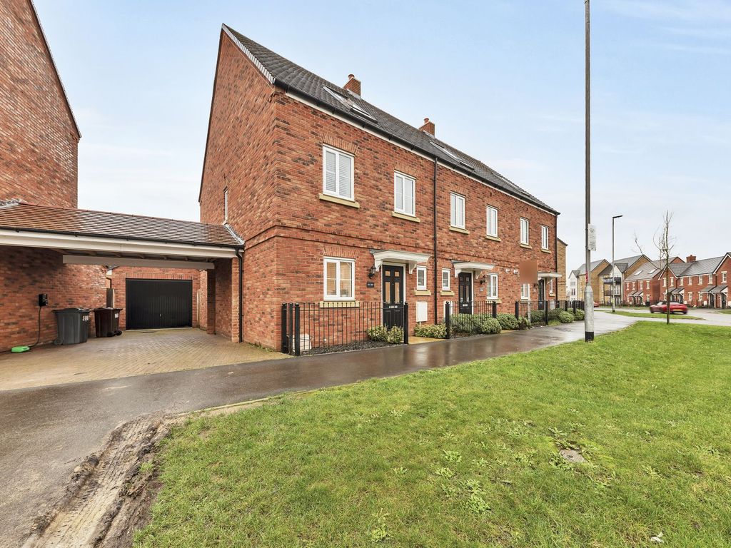 3 bed end terrace house for sale in Newland Avenue, Stortford