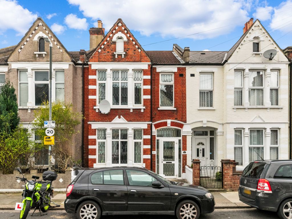 3 bed detached house to rent in Heaton Road, Mitcham, Surrey CR4, £