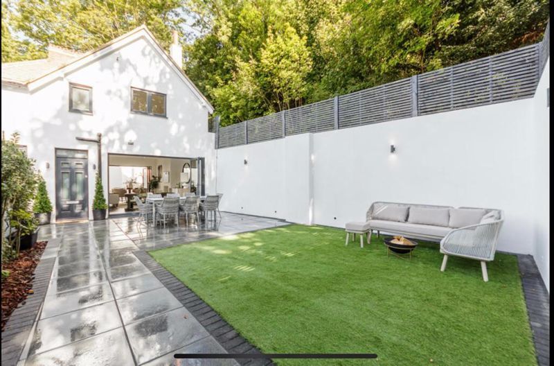 3 bed detached house to rent in Camp Road, Woldingham, Caterham CR3, £