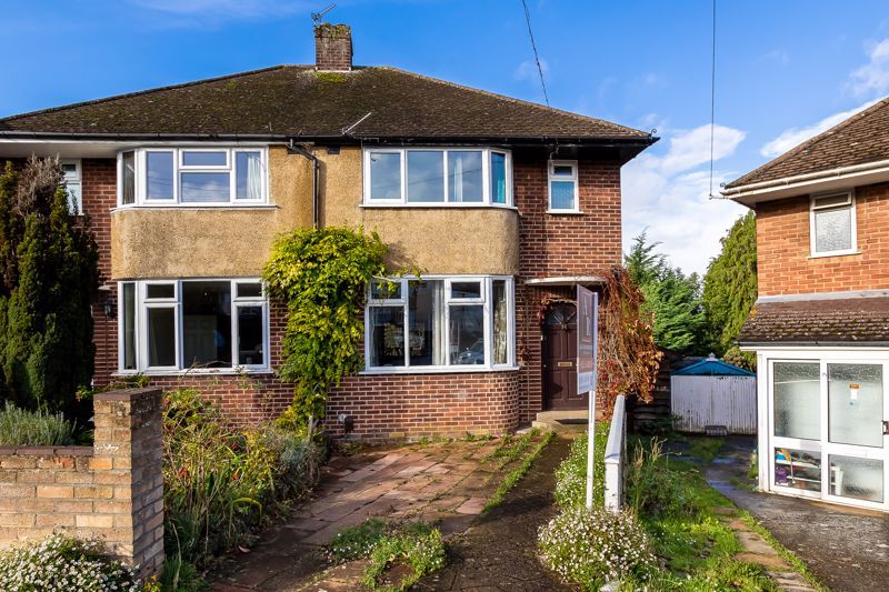 4 bed semidetached house for sale in Hawthorn Close, Botley, Oxford