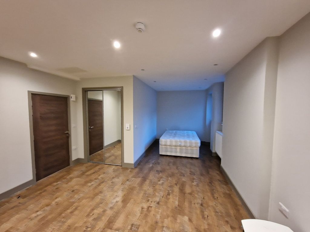 Studio to rent in Week Street, Maidstone ME14, £850 pcm Zoopla