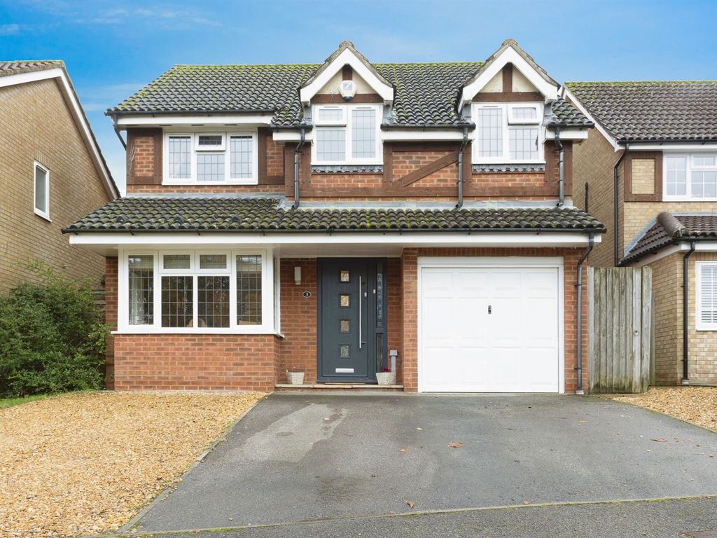 4 bed detached house for sale in The Brackens, Hatch Warren