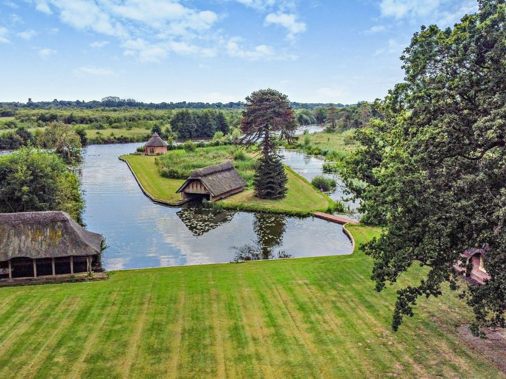 5 bed detached house for sale in Church Road, Horning, Norwich NR12, £