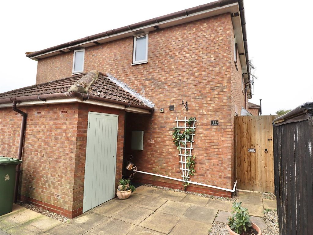 2 bed town house for sale in The Lilacs, Pocklington, York YO42, £