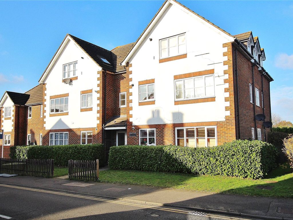 1 bed flat for sale in Knaphill, Woking, Surrey GU21, £180,000 Zoopla