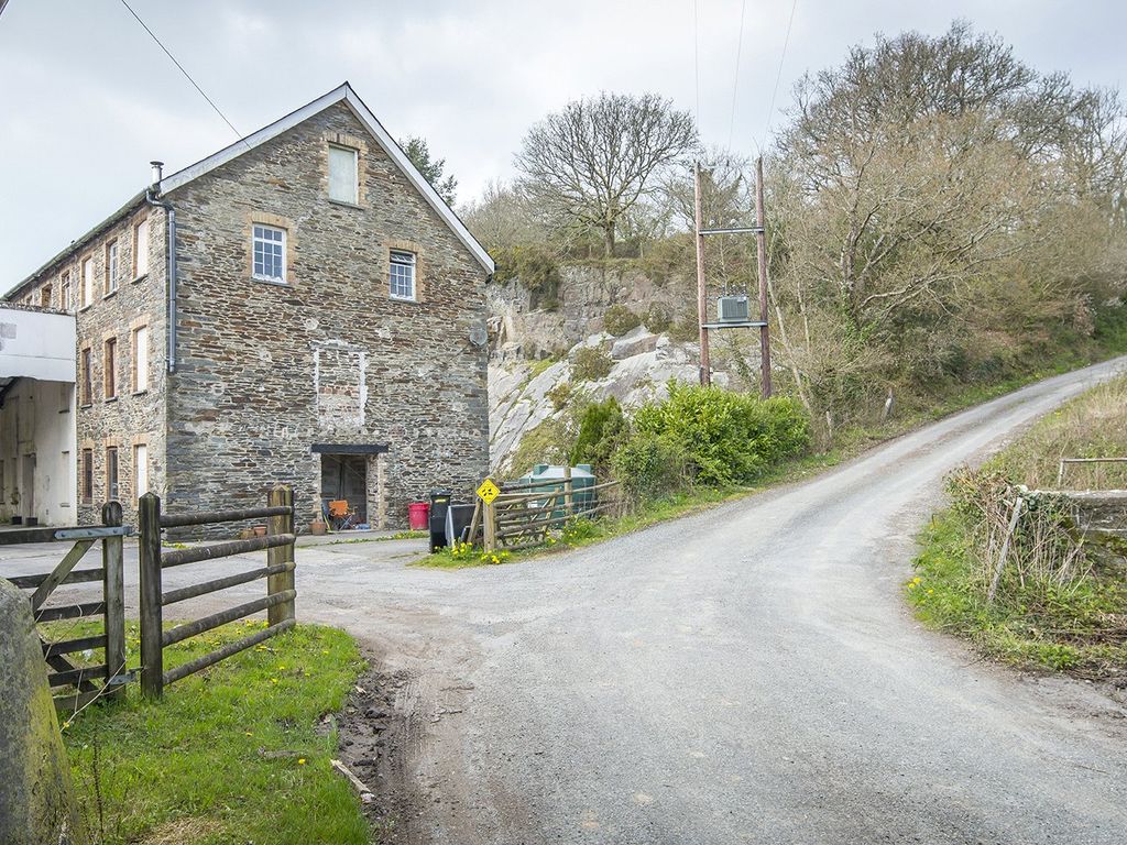 5 bed semidetached house for sale in DreFach Felindre, Llandysul