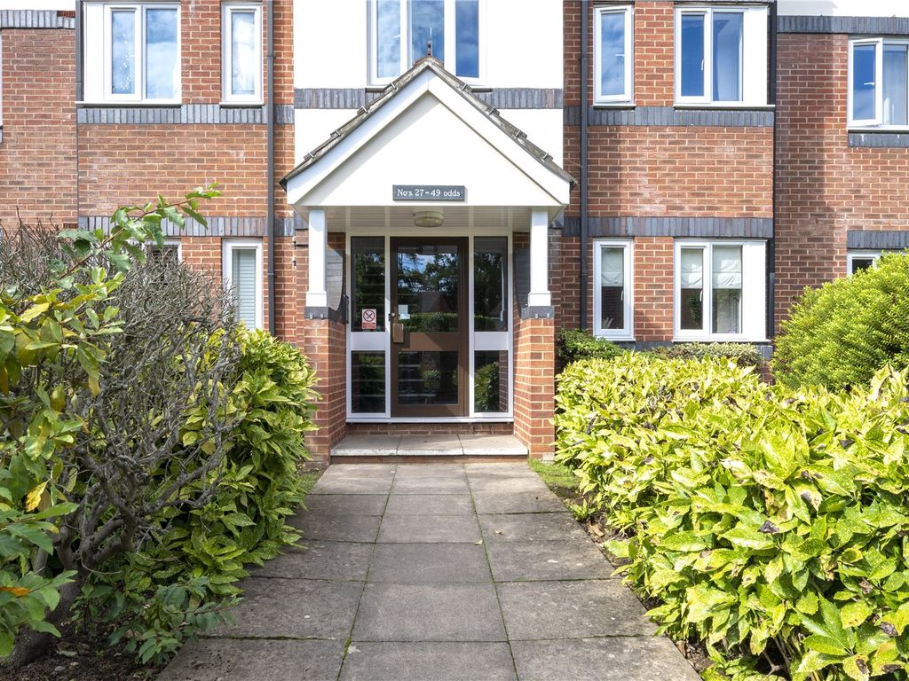 2 bed flat to rent in Roydon Court, Mayfield Road, Hersham, WaltonOn