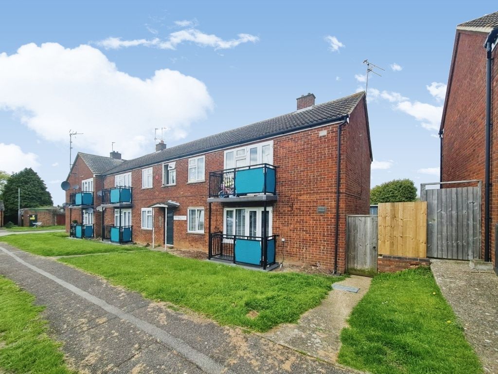 2 bed flat for sale in Shaftesbury Crescent, Bletchley, Milton Keynes
