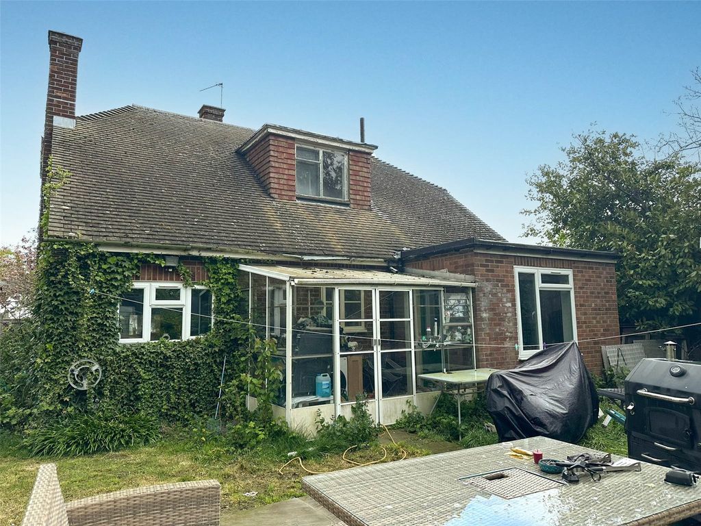 2 bed detached house for sale in Bromley Road, Colchester, Essex CO4, £