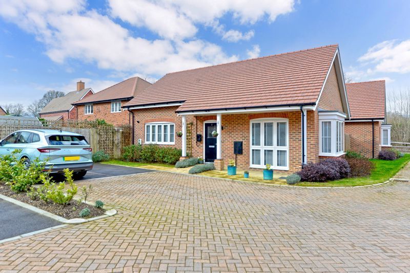2 bed bungalow for sale in Magnolia Drive, Cranleigh GU6 Zoopla