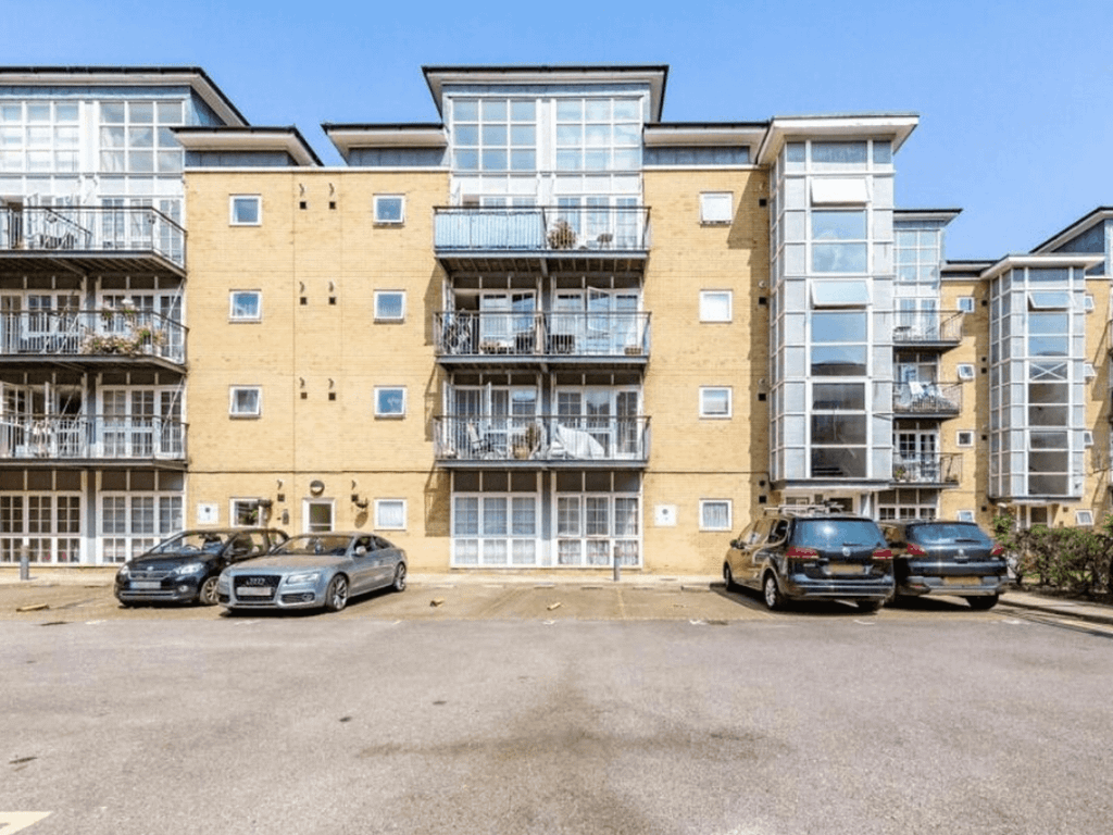 3 bed flat to rent in Malt House Place, Romford, London RM1, £1,875 pcm