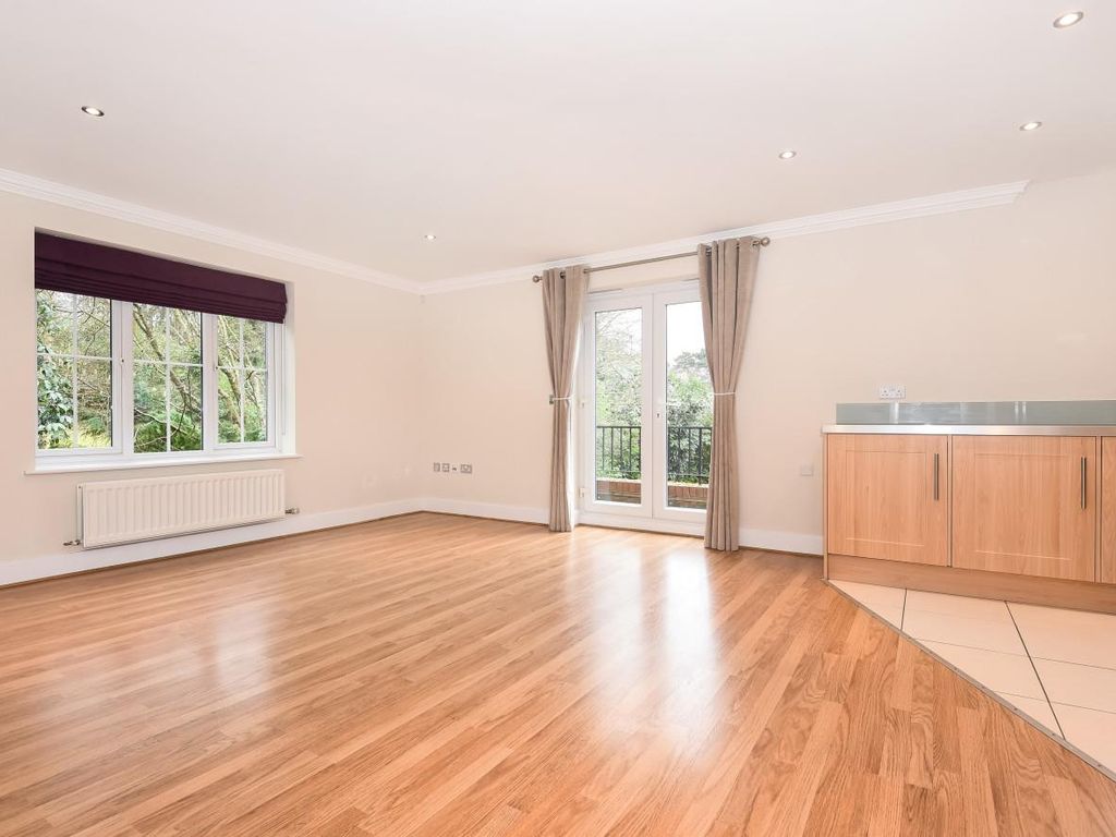 2 bed flat to rent in Fairways House, London Road, Sunningdale, Ascot