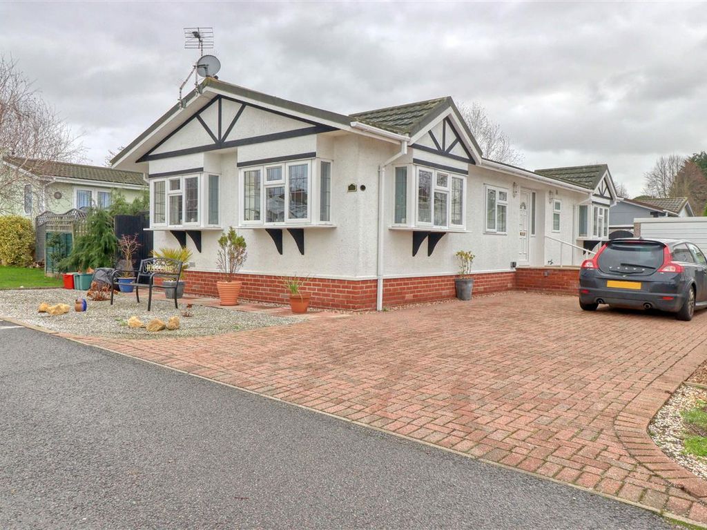 2 bed mobile/park home for sale in Greenlawns, Little Clacton, Clacton