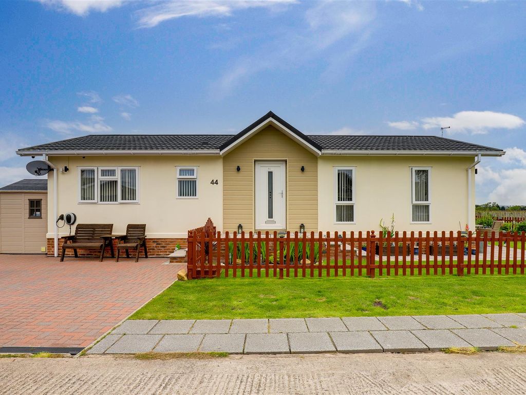 2 bed mobile/park home for sale in Tollerton Lane, Tollerton