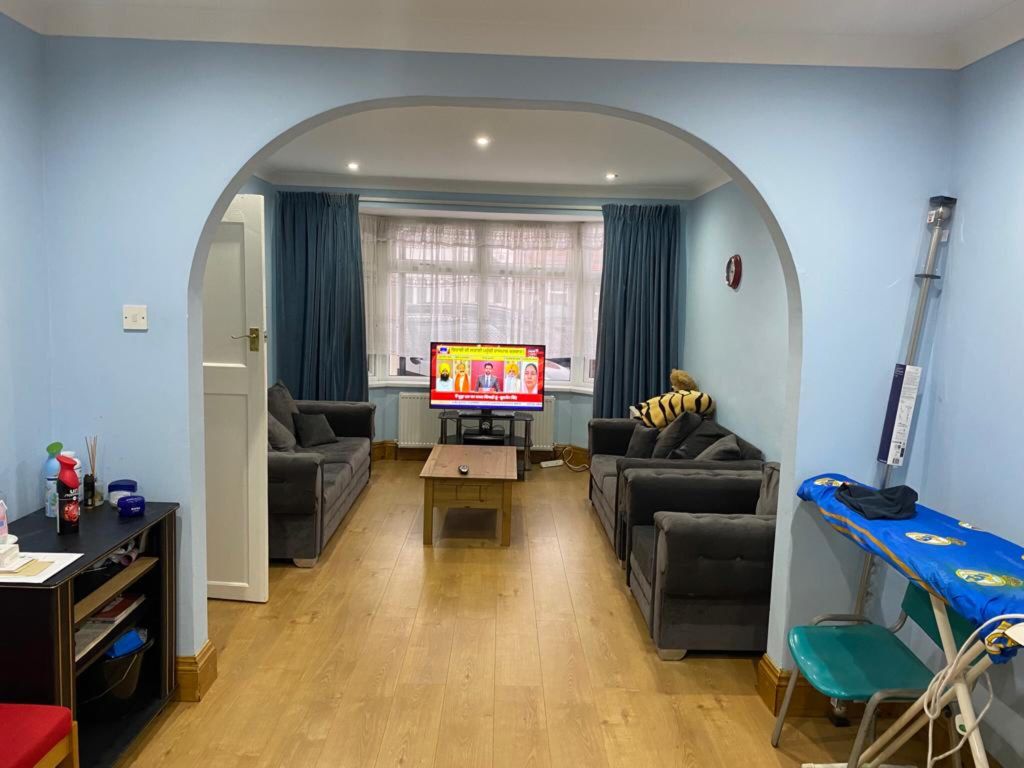 3 bed end terrace house to rent in Ash Grove, Heston, Hounslow TW5, £