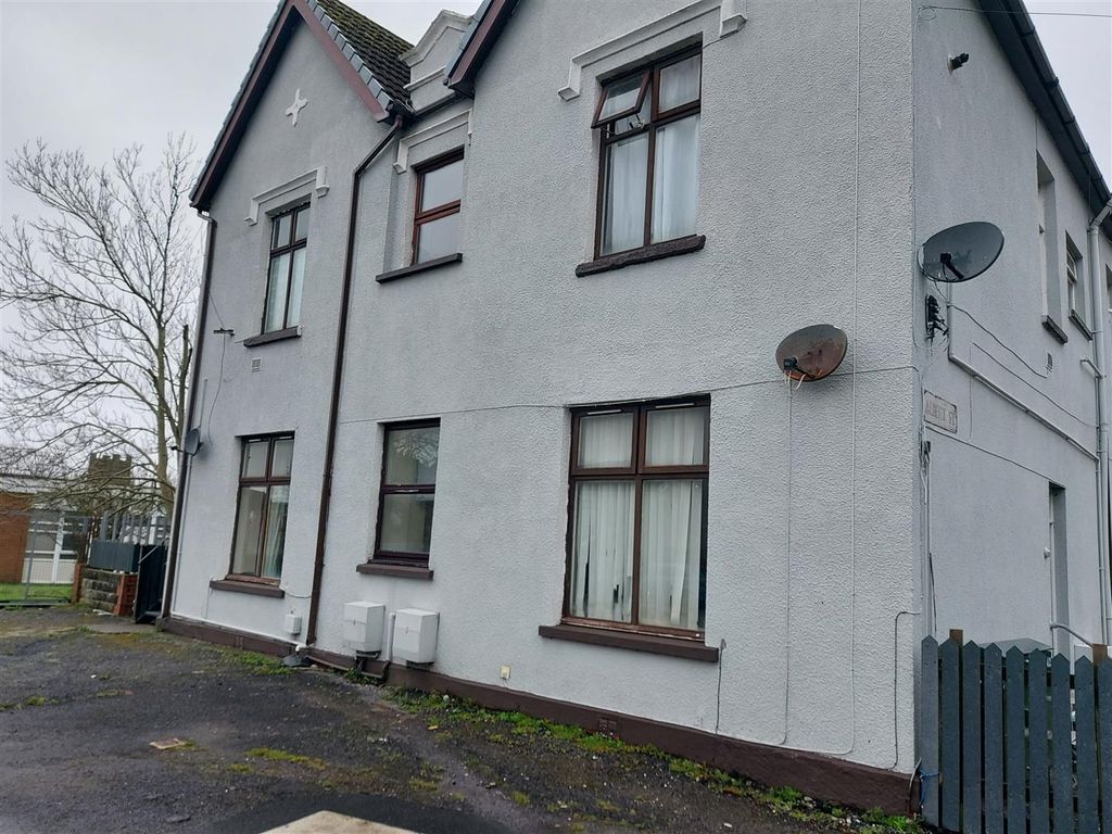 2 bed property to rent in Queen Victoria Road, Llanelli SA15, £700 pcm