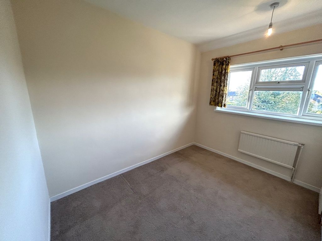 3 bed flat to rent in Viscount Road, Stanwell, StainesUponThames