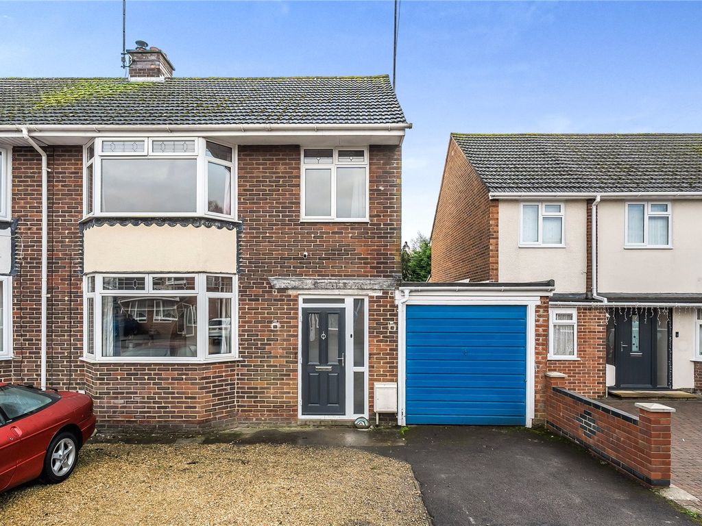 3 bed semidetached house for sale in Kerrs Way, Wroughton, Wiltshire