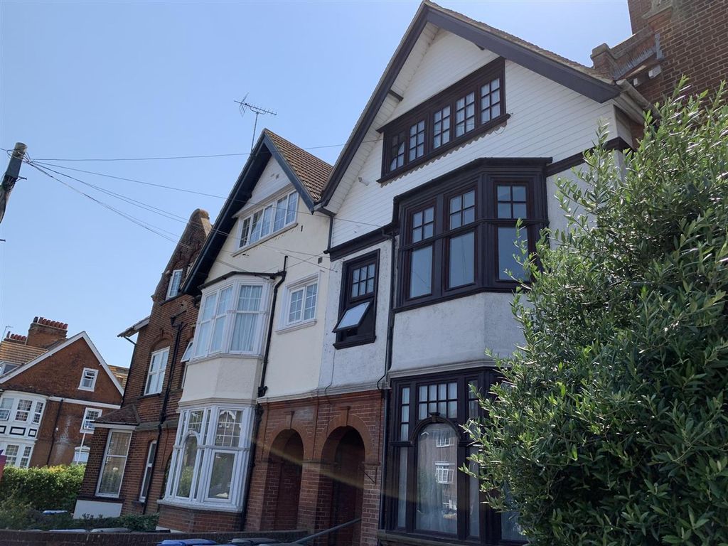 2 bed flat to rent in Westgate Bay Avenue, WestgateOnSea CT8, £850
