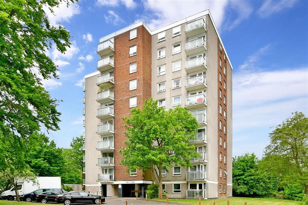 2 bed flat for sale in Basinghall Gardens, Sutton, Surrey SM2, £275,000