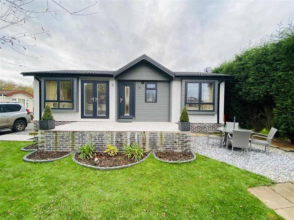 2 bed mobile/park home for sale in St. Christophers Park, Ellistown