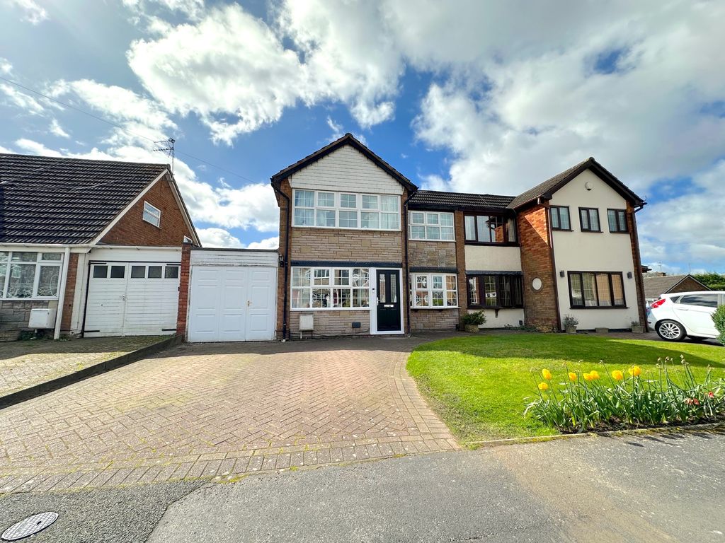 4 bed semidetached house for sale in Burleigh Close, Willenhall