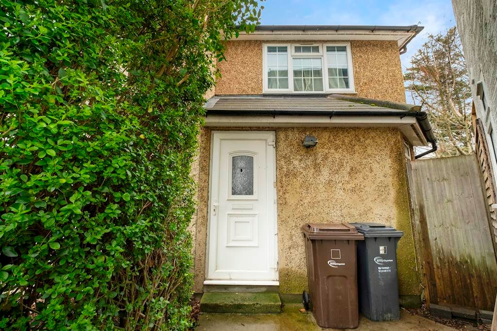 5 bed end terrace house for sale in Seton Gardens, Dagenham RM9, £