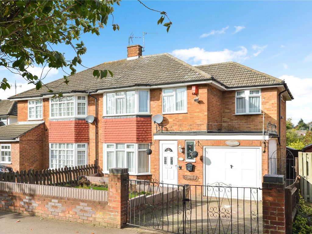 4 bed semidetached house for sale in Holliwick Road, Dunstable