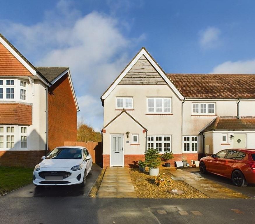 3 bed end terrace house for sale in Clos Maes Rhedyn, Gorslas, Llanelli